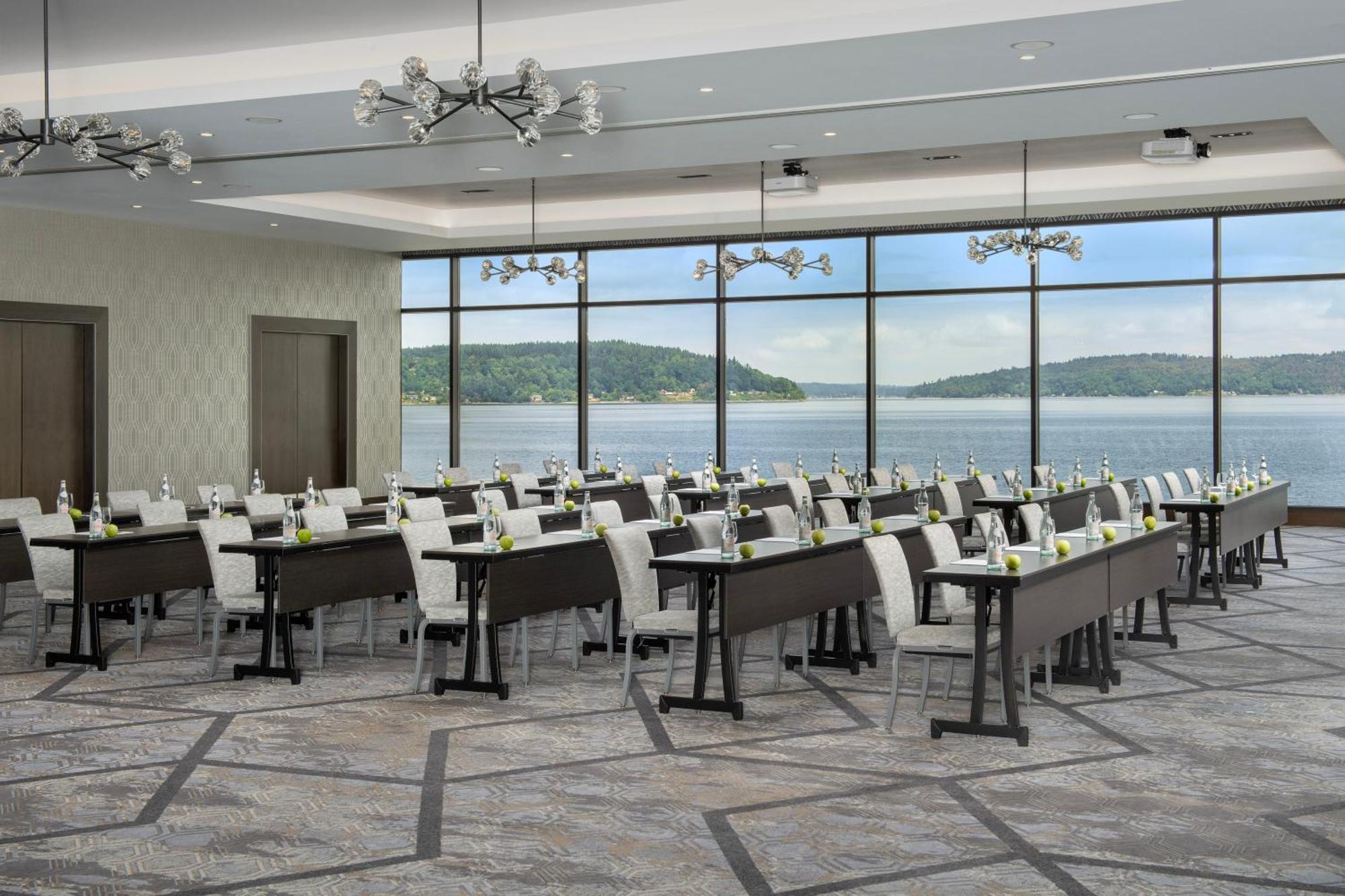 Silver Cloud Hotel Tacoma At Point Ruston Waterfront Exterior photo